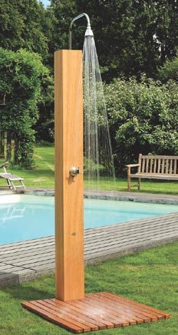 ducha exterior madera jardín y piscina